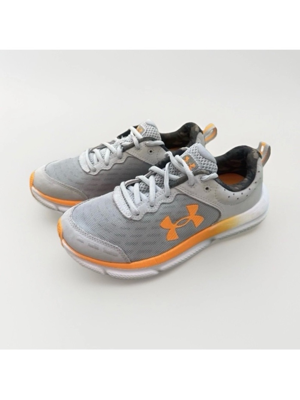 Under Armour Assert 10 Boys Sz 4.5Y Athletic Shoes Sneakers Gray Orange Camo EUC